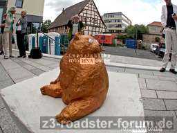 1000921640-kragenbaer-denkmal-goettinger-robert-gernhardt-platz-2C5HFYNObf[1].jpg